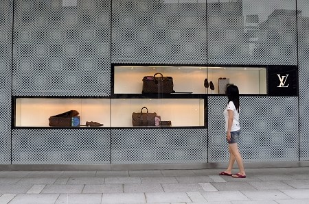 假LV叫賣(mài)到真LV店門(mén)外