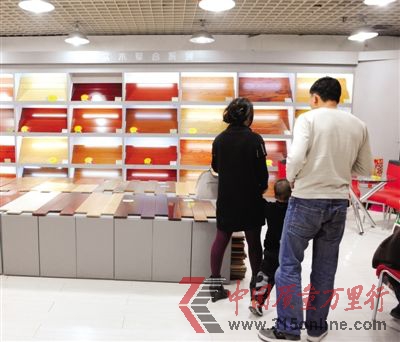 去賣場購買木地板時,一定要看產品檢測報告,根據國家標準,甲醛釋放量達到E1級別,即可選購