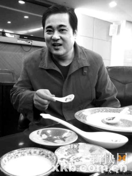 國家輕工業(yè)裝飾材料陶瓷質(zhì)量監(jiān)督檢測廣州站站長張建洪昨日表示:越是顏色鮮艷的陶瓷餐茶具,出現(xiàn)重金屬超標(biāo)的可能越大。新快報記者 邢冉冉/攝 國家輕工業(yè)裝飾材料陶瓷質(zhì)量監(jiān)督檢測廣州站站長張建洪昨日表示:越是顏色鮮艷的陶瓷餐茶具,出現(xiàn)重金屬超標(biāo)的可能越大。新快報記者 邢冉冉/攝