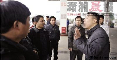 昨日,萬家麗北路一加油站內, 加油站負責人(右)在和的哥們進行溝通。 圖/記者秦樓