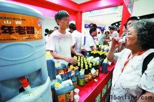7月20日,北京,山西商品大集在國瑞城開張,醋產(chǎn)品受到北京市民歡迎。資料圖片