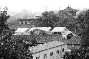 7月29日,劉老根會館內(nèi)的晉翼會館,四合院屋頂上出現(xiàn)3個尖頂罩棚。曾一智供圖