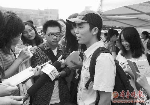 保安自考入大學(xué)報(bào)到現(xiàn)場秀英文談理想稱想當(dāng)老師