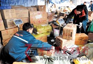 元旦春節(jié)快遞旺季已到,多家快遞公司運(yùn)營部快件堆積如山。CFP圖 元旦春節(jié)快遞旺季已到,多家快遞公司運(yùn)營部快件堆積如山。CFP圖