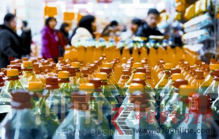 超市進(jìn)場費(fèi)最終還是由消費(fèi)者埋單 河南商報記者 趙卓/攝