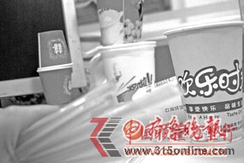 市場(chǎng)上出售的一次性紙杯大都沒(méi)有QS標(biāo)志。