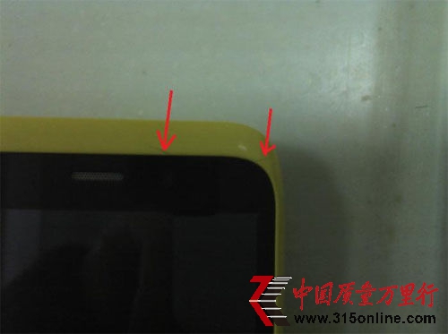 天語W700手機(jī)開裂 售后直言機(jī)殼質(zhì)量問題。