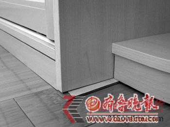 地面不平整,只能用木板墊起來(lái)。 (圖片由當(dāng)事人提供) 地面不平整,只能用木板墊起來(lái)。 (圖片由當(dāng)事人提供)
