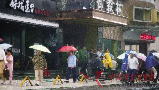 不少老人領(lǐng)著贈(zèng)送的保健品從課堂里走出。