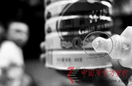 消費(fèi)者稱雅培金裝喜康力奶粉喝出蛆蟲(chóng)(圖)
