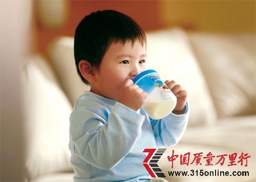 洋奶粉國(guó)內(nèi)售價(jià)全球最貴家長(zhǎng)出國(guó)搶購(gòu)成一景