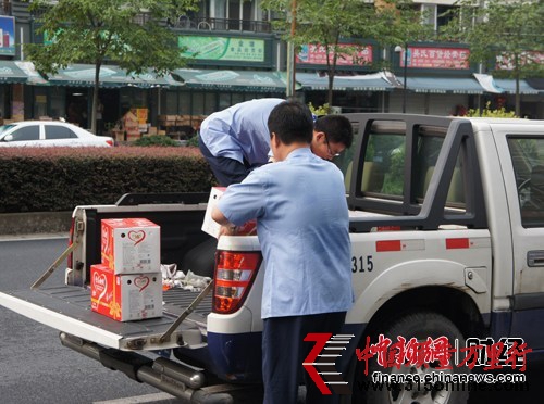 工商執(zhí)法人員依法對山寨產(chǎn)品進(jìn)行查扣。中新網(wǎng) 秦辰攝 工商執(zhí)法人員依法對山寨產(chǎn)品進(jìn)行查扣。中新網(wǎng) 秦辰攝