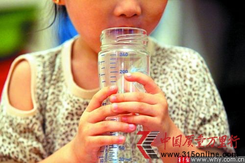 比起刻度問題,奶瓶的質(zhì)量問題更重要。本報記者 楊磊 攝 比起刻度問題,奶瓶的質(zhì)量問題更重要。本報記者 楊磊 攝