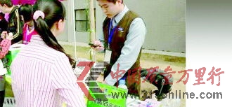 圖為三星售后服務(wù)人員在調(diào)試手機(jī)。 (資料圖片)
