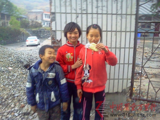 小學(xué)生拿起營養(yǎng)餐中配送的面包說:“不好吃。” 劉希平 攝