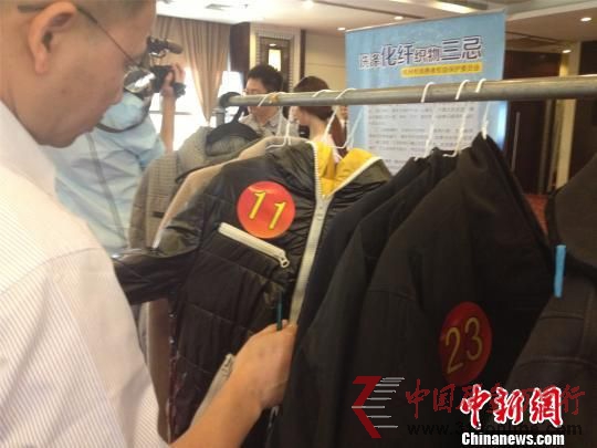 發布會上,專家正在對衣物洗后效果進行點評。 李夢清 攝